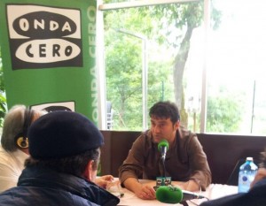 Esteban cidanes durante la emisión de un programa de radio desde Latas Copas e Puros